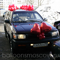 Латексные и фольгированные красные шары украсили подарочное авто