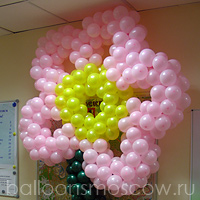 Большой цветок из шаров на праздник в офис 8 марта - приятный сюрприз