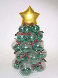 рождественская елка из воздушных шариков с золотой звездой из фольги
