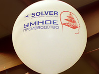 большой воздушный шар с гелием поднимает логотип компании над выставочным стендом
