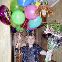 Доставка букета цветов с букетом воздушных шаров с гелием