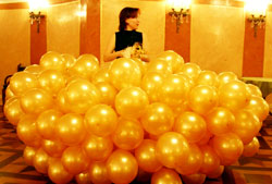 Девушка и 200 золотых шаров