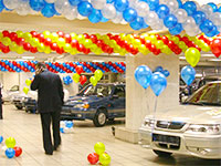 украшение автомобильного магазина воздушными шарами