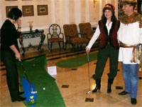 Игра в мини гольф с ведущими в костюмах