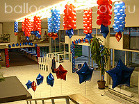новогодний декор холла воздушными шариками и звёздами из фольги