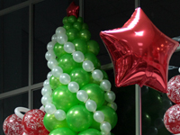 новогодние украшения в виде рождественской елки, подарка и звезды из фольги
