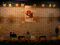 оформление сцены шарами на праздник 8 марта