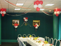 Сочетание шаров и лент в оформлении праздничного зала