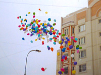 разноцветные воздушные шары с гелием поднимются вверх