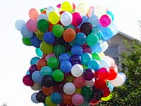 Огромный пучок разноцветных шаров с гелием